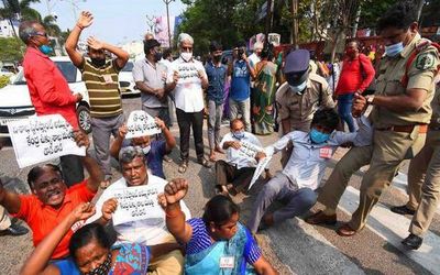 Visakhapatnam Steel Plant JAC takes out rally against visit of Union Minister