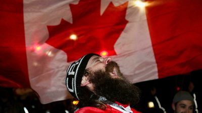 Canadian police start clearing protesters from crucial US-Canada bridge