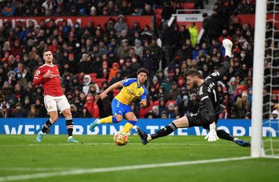 Manchester United booed off after Che Adams earns Southampton deserved draw