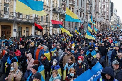 ‘Not going anywhere’: Thousands rally in Kiev in defiance of war threat