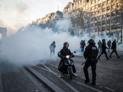 Paris ‘freedom convoy’: Police fire tear gas as protesters defy ban