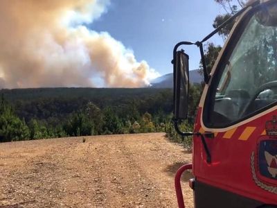 Tasmanian towns on northern bushfire alert