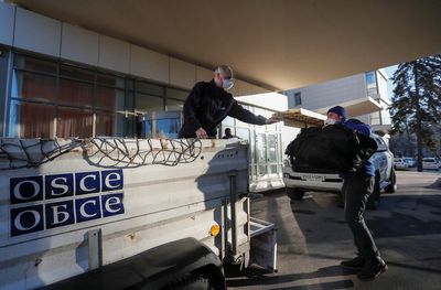 OSCE monitoring mission staff pull out from eastern Ukraine