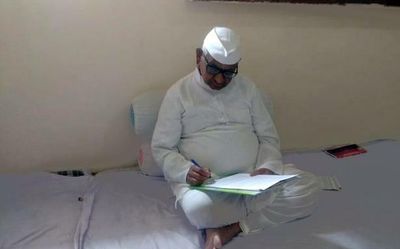 Anna Hazare puts off fast over wine sale