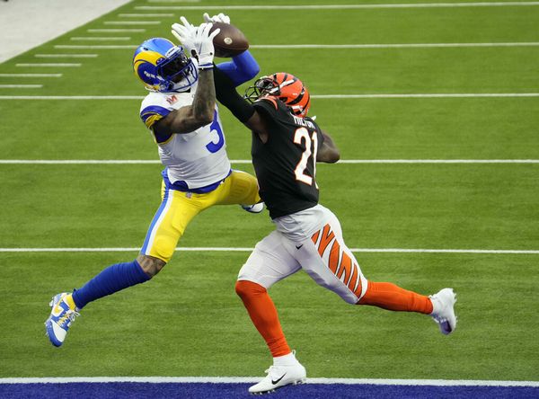 Odell Beckham Jr. threw Kanye his gloves before kickoff