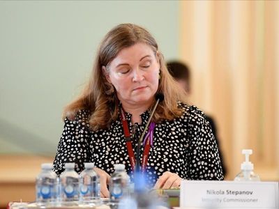 Qld premier defends bid to probe official
