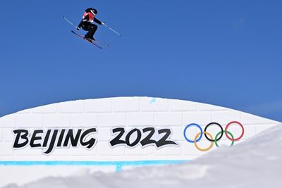 Bungee baby Hackett flies high, then crashes, at Beijing Olympics