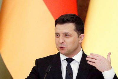 Zelenskiy urges Ukrainian politicians and business leaders who fled country to return