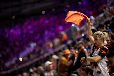 Bengals fans throw impromptu welcome party for team’s return from Super Bowl