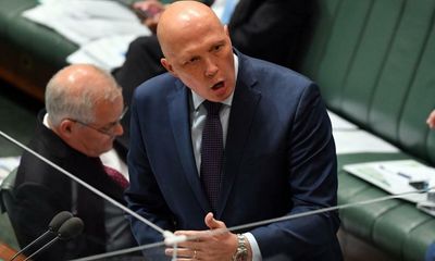 Coalition tries to set up showdown with Labor on deporting criminals