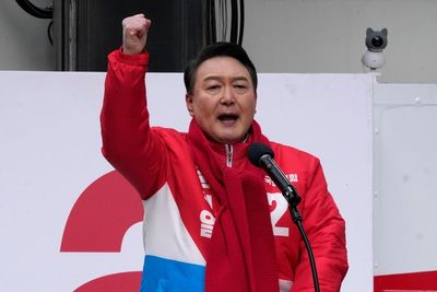 South Korean presidential hopefuls begin official campaigns
