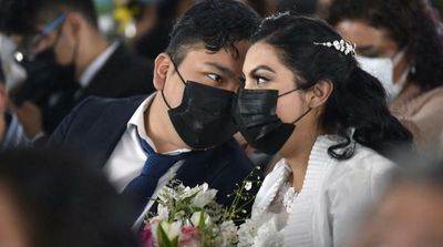Hundreds Wed at Valentine's Day Ceremony in Mexico