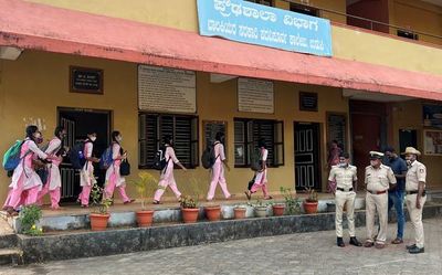 Government Urdu high school students near Udupi turn up with hijab