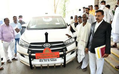 Kalaburagi Deputy Commissioner’s car seized for non-payment of compensation to farmer