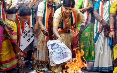 Mahila Congress stages novel protest