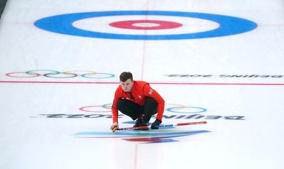 Bruce Mouat guides Team GB men to curling semi-finals with victory over Sweden