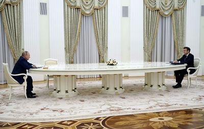 Long shot: Putin's giant table sparks jokes -- and speculation