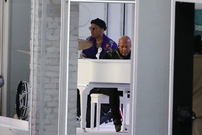 Everyone’s making the same, hilarious meme out of Dr. Dre’s piano playing at the Super Bowl halftime show