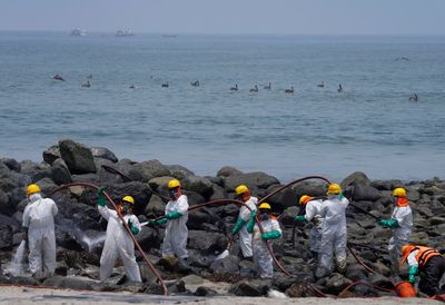 1 month after oil spill, Lima's beaches empty, cleanup slow