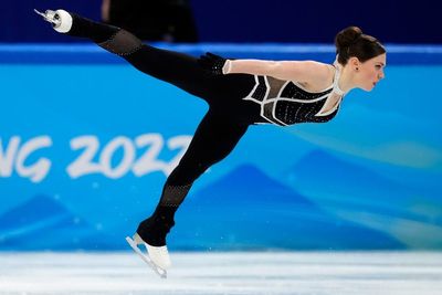 Despite loosening rules, few women figure skaters pick pants