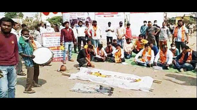 Electric poles on road: Irked residents perform ‘last rites’ of PWD