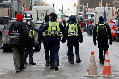 Canada police threaten protesters with arrest; government links blockade to extremists
