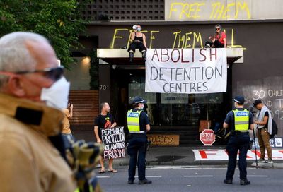 Australia holding people in immigration detention for average of 689 days, says Human Rights Watch