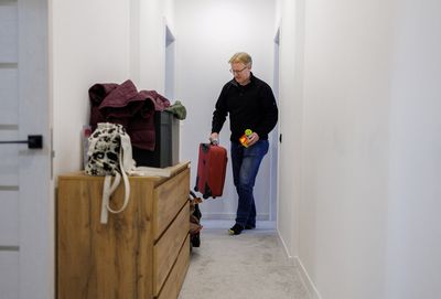 Hard choice to flee Kyiv for British father fearing Russian war
