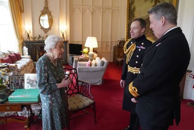 Queen points to mobility problem during in-person audience at Windsor