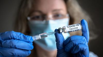 Likelihood of dying from COVID-19 about one in 61,000 for Queenslanders who get booster shot, data shows