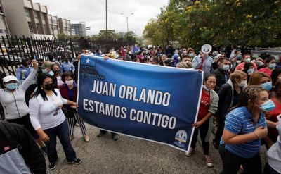 In handcuffs, former Honduran president attends boisterous extradition hearing