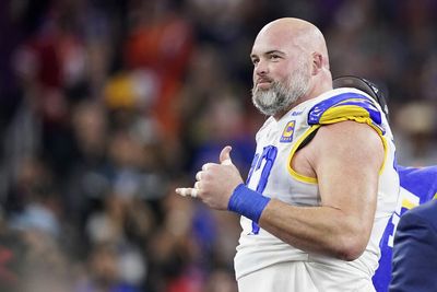 Andrew Whitworth honored Cooper Kupp with a hilarious shirt at the Rams’ parade