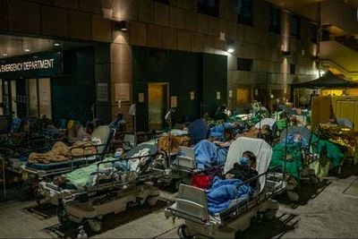 Hong Kong: Patients forced to wait in sickbeds outside hospitals as ‘zero Covid’ plan buckles