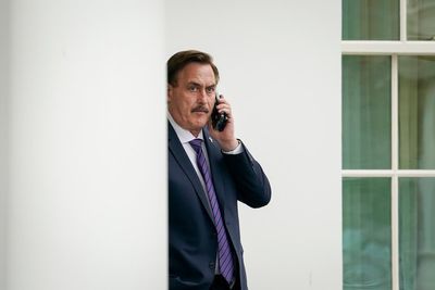 Pro-Trump conspiracy theorist Mike Lindell and his 10k pillows denied entry to Canada to support truckers