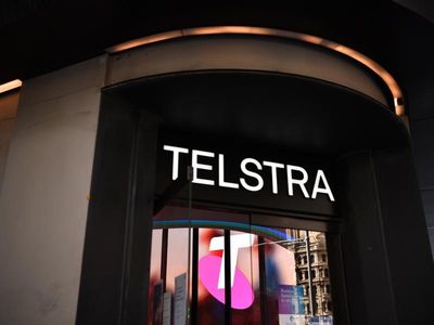 Telstra gets mobile lift amid profit slide