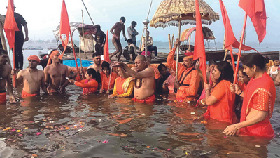 Prayagraj: 9 lakh converge at Sangam for Maghi Purnima snan