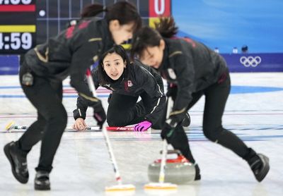 Japan's curling team keeps semifinal hopes alive