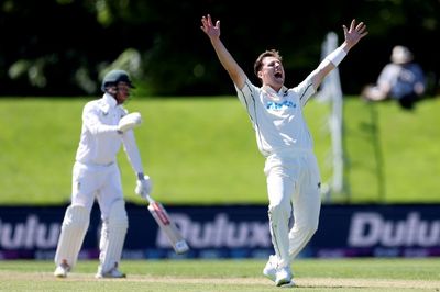New Zealand ahead after Henry's seven destroys South Africa