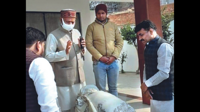 SP candidate takes blessings of BJP leaders, posts pics