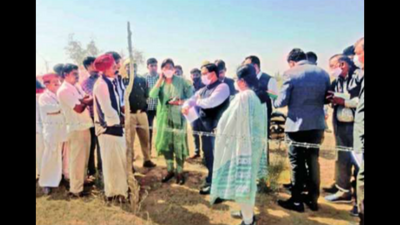 Central team checks crop loss in Jaisalmer