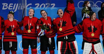 U.S. women’s Olympics hockey team settles for silver after 3-2 loss to Canada