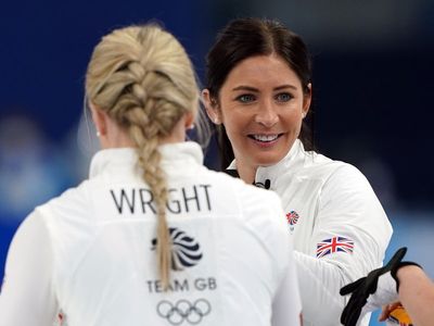 Eve Muirhead’s team reaches curling semi-finals after tense end to round-robin