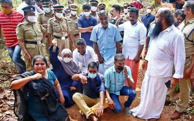 Protest staged against laying of SilverLine survey stones at Thana in Kannur