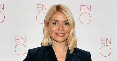 Holly Willoughby goes make-up free and tells women to 'fly our own flag'