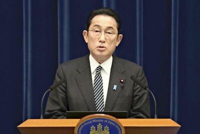 Kishida gives in to calls to ease border restrictions