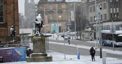 White out conditions as Renfrewshire wakes up to a blanket of snow