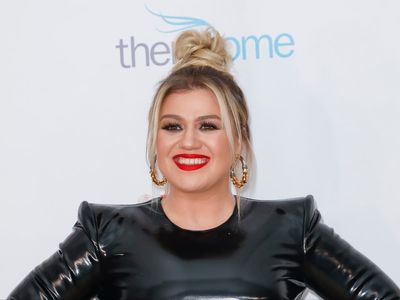 Kelly Clarkson files to change her name amid divorce