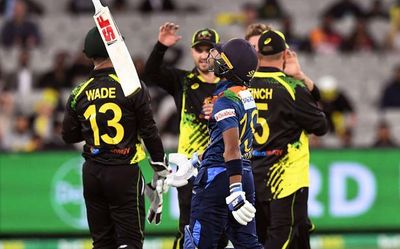 Untroubled Australia crush Sri Lanka by six wickets in fourth T20