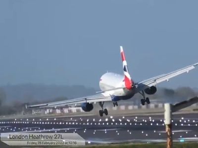 Planes visibly shaken by 100mph winds as they struggle to land at Heathrow airport
