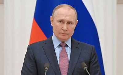 Putin tells Russian government to house people leaving Donbass